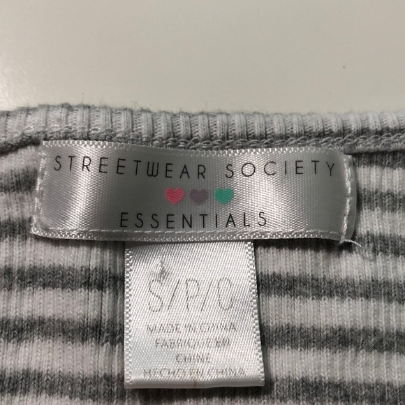 amazing condition very cute top!! - Picture 2 of 2